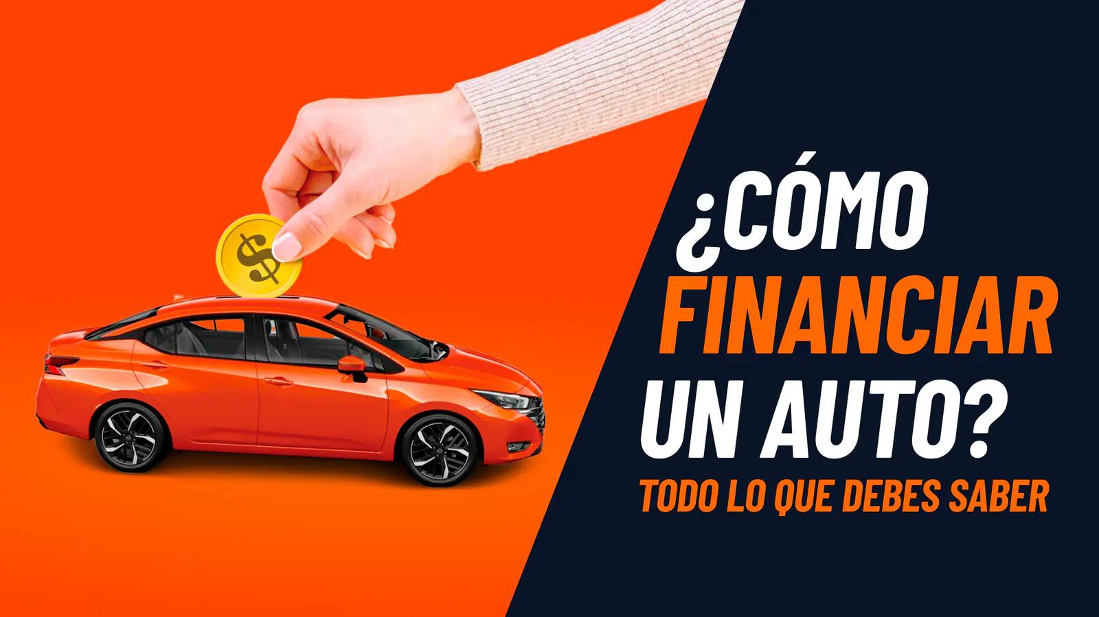 Persona revisando un plan de financiamiento para comprar un auto seminuevo en México