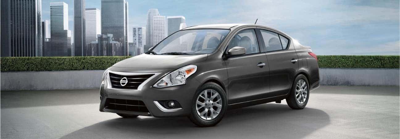 Nissan Versa 2019 seminuevo en color blanco, vista frontal lateral en México